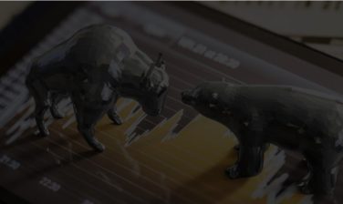 2 touros em alusão a bolsa de valores em cima de uma mapa